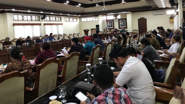 Kursi kosong menghiasi Rapat Perdana DPRD Bali, Selasa (3/9) - kanalbali/KR13