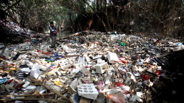 Relawan tim naturalisasi sungai Ciliwung-Cisadane menyusuri aliran anak sungai Cisadane Kali Baru yang dipenuhi sampah di Cilebut, Bogor, Jawa Barat. Foto: ANTARA FOTO/Yulius Satria Wijaya