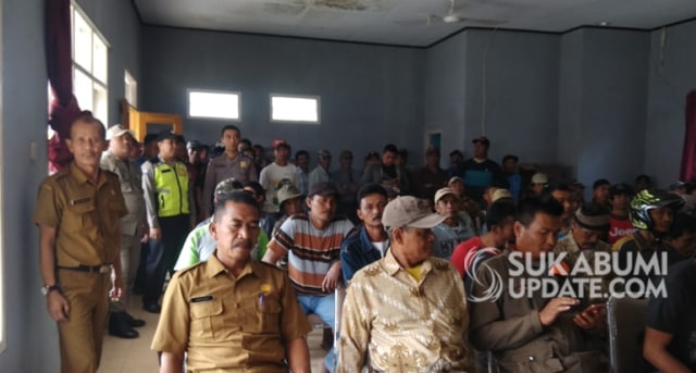 Warga Desa Gunungbatu, Kecamatan Ciracap, Kabupaten Sukabumi, mendatangi kantor kecamatan Ciracap, untuk mempertanyakan janji penyisihan 20 persen lahan HGU PT Asabaland di Desa Gunungbatu, Selasa (3/9/2019). | Sumber Foto:Ragil Gilang