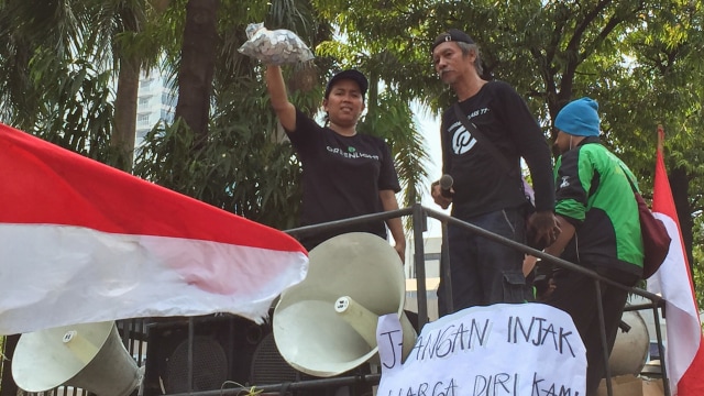 Massa pengemudi Ojek Online mengumpulkan uang koin untuk mendatangkan Shamsubahrin ke Indonesia. Foto: Darin Atiandina/kumparan