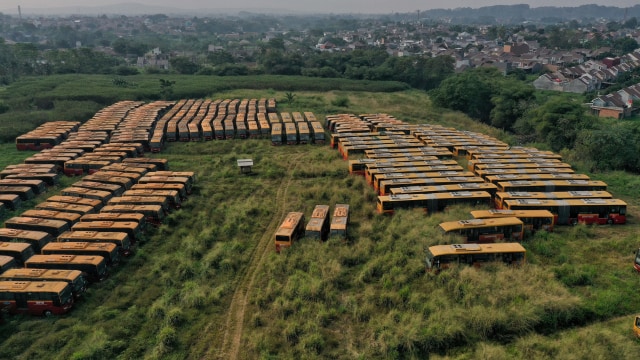 Foto udara bus TransJakarta yang terparkir di lahan kosong dekat Dramaga, Kabupaten Bogor, Jawa Barat. Foto: Helmi Afandi/kumparan