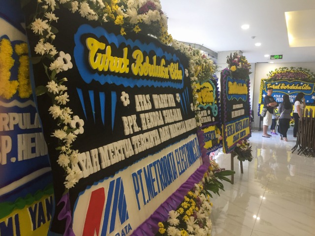 Suasana duka menyelimuti keluarga dan kerabat Hendra Tjahjana (64). Ia merupakan salah satu korban meninggal dalam kecelakaan maut di Tol Cipularang KM 91, Senin (2/9). Foto: Agaton Kenshanahan/kumparan