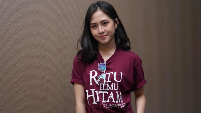 Adhisti Zahra alias Zara JKT 48 saat hadir di peluncuran poster film Ratu Ilmu Hitam di kawasan Cikini, Jakarta, Selasa, (3/9). Foto: Ronny