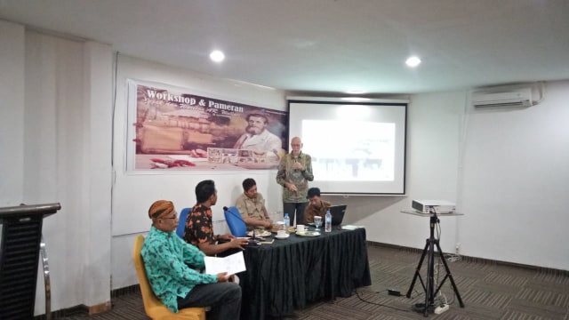Paul Winchup saat mepresentasi hasil penelitiannya mengenai lokasi rumah Wallace. Foto: Rajif Duchlun/cermat