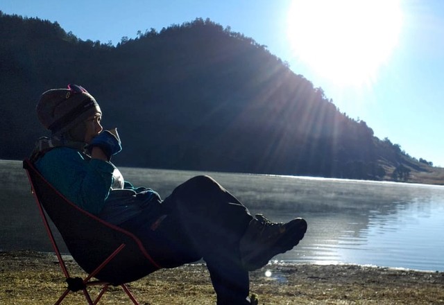 Menikmati hangatnya kopi di danau Ranu Kumbolo  (Dok. Auliya Nurmagfiroh)