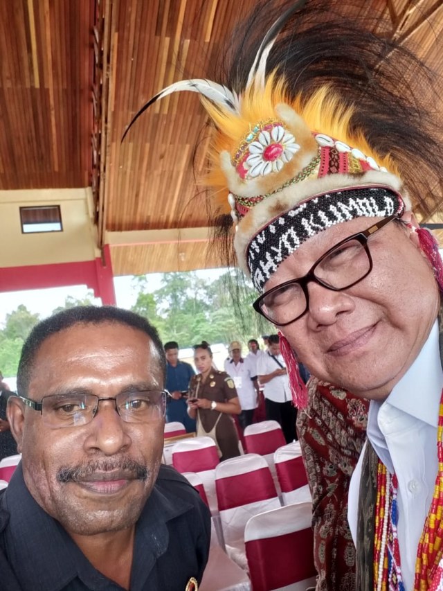 Wakil Ketua MRP PB bersama Menteri dalam Negeri, Tjahjo Kumolo. Foto: Istimewa