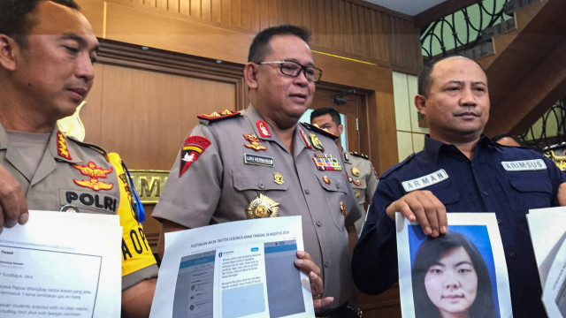 Polda Jatim menetapkan kembali satu orang tersangka penyebar berita bohong alias hoaks dan provokasi kasus insiden penggrebekan Asrama Mahasiswa Papua Jalan Kalasan, Surabaya 16 Agustus 2019. Foto: Yuana Fatwalloh/kumparan