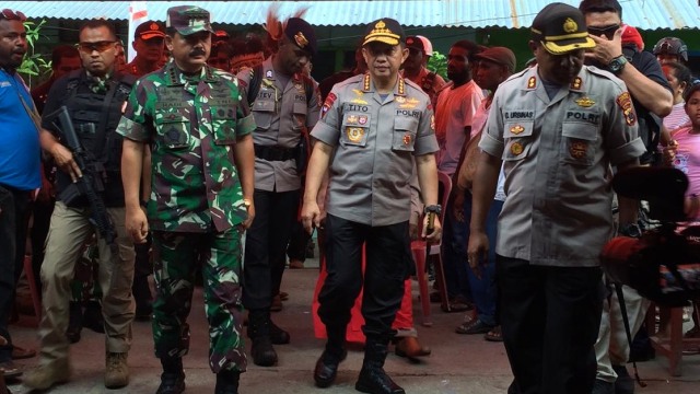 Kapolri dan Panglima TNI kunjungi rumah duka Evert Mofu, korban meninggal dunia akibat aksi massa di Jayapura. Foto: Ricky Febrian/kumparan