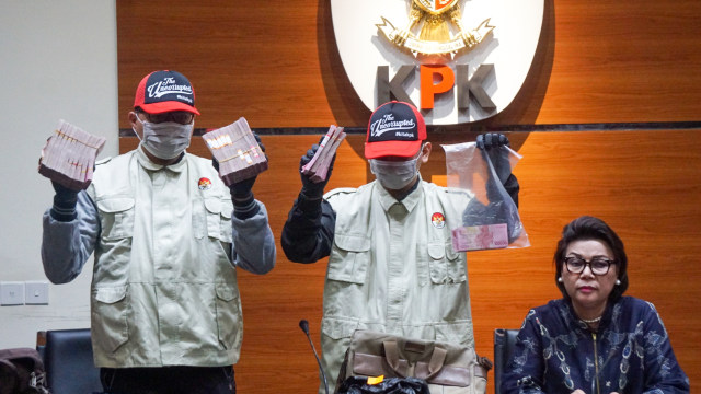 Wakil Ketua Komisi Pemberantasan Korupsi (KPK), Basaria Panjaitan (kanan) memberikan keterangan pers terkait Operasi Tangkap Tangan (OTT) suap proyek pekerjaan di Pemerintahan Kabupaten Bengkayang, Jakarta, Rabu (4/9). Foto: Fanny Kusumawardhani/kumparan