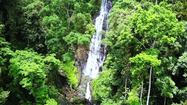 Air Terjun Hungayono memiliki ketinggian kurang lebih 50 meter. Rabu, (4/9). Foto: Dokumen Banthayo.id