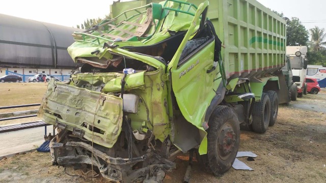 Truk pemicu kecelakaan beruntun di Tol Cipularang KM 91. Foto: Rachmadi Rasyad/kumparan 