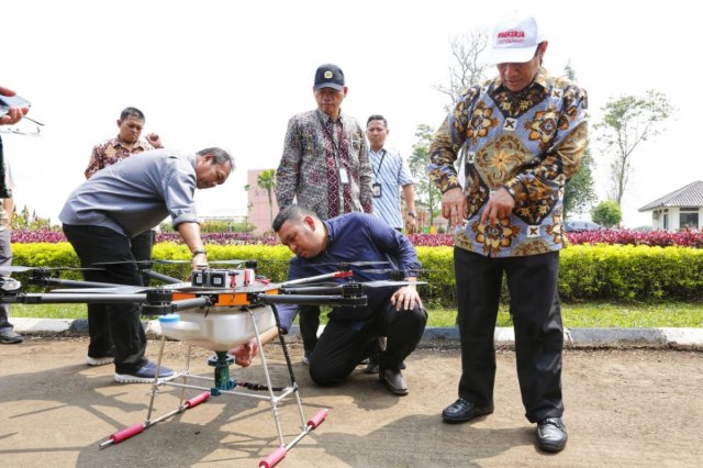 com-Dirjen TP, Kementan menggunakan drone untuk tebar benih padi Foto: Dok. Dirjen TP