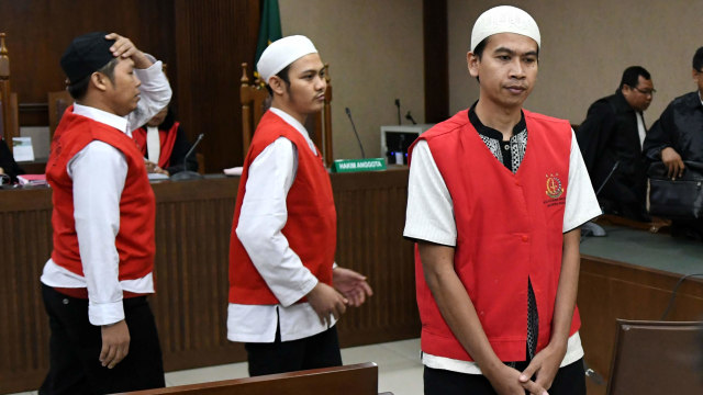 Terdakwa kasus kerusuhan 21-22 Mei 2019, Nasrudin (kanan), Muhammad Yasir (tengah) dan Fedrik Mardiansyah (kiri) meninggalkan ruangan usai menjalani sidang tuntutan di Pengadilan Negeri Jakarta Pusat, Jakarta. Foto: ANTARA FOTO/Aditya Pradana Putra