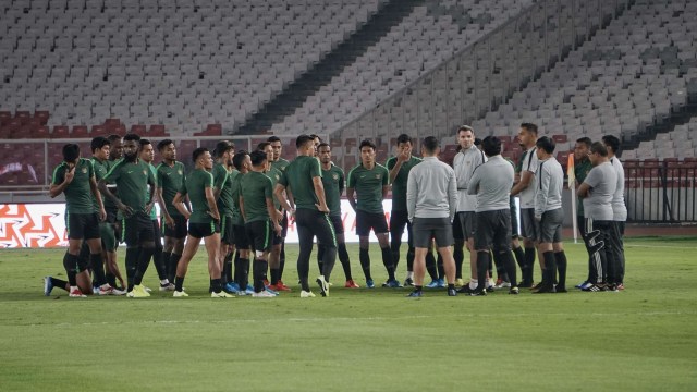 Sejumlah pemain Timnas Indonesia mengikuti latihan di Stadion Utama Gelora Bung Karno, Jakarta. Foto: Jamal Ramadhan/kumparan
