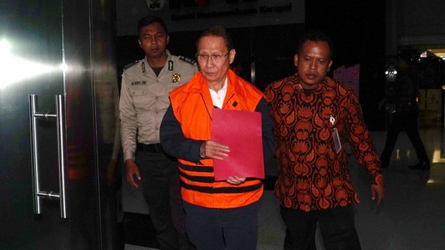 Pemilik PT Fajar Mulia Transindo, Pieko Nyotosetiadi (tengah) berjalan usai resmi ditahan KPK Foto:  Fanny Kusumawardhani/kumparan 