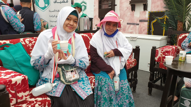 Jemaah haji menikmati fasilitas Eyab di Terminal Bandara Madinah, Arab Saudi. Foto: Denny Armandhanu/kumparan