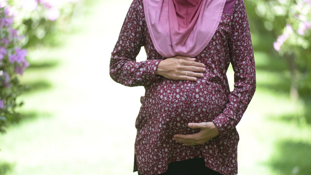 Bila saat hamil mengalami flek, bolehkah ibu tetap menunaikan ibadah salat? Foto: Shutterstock