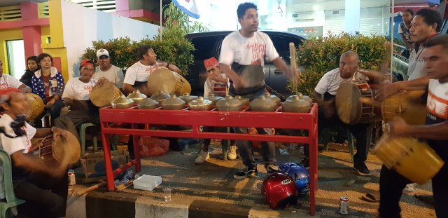 Sanggar Nusaniwe Eri dengan musik totobuang (4/9). Dok : Lenetra Maluku