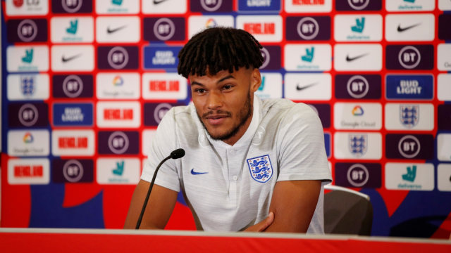 Tyrone Mings bicara kepada wartawan sebagai pemain Timnas Inggris. Foto: Reuters/John Sibley