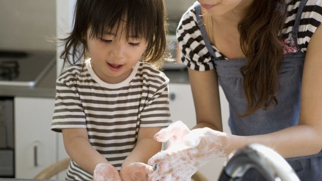 Anak cuci tangan pakai sabun. Foto: Shutterstock