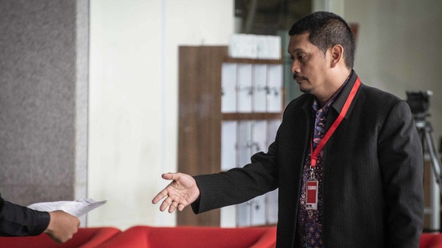 Direktur PT Industri Telekomunikasi Indonesia (INTI) Darman Mappangara bersiap menjalani pemeriksaan di Gedung KPK, Jakarta, Kamis (5/9). Foto: ANTARA FOTO/Aprillio Akbar