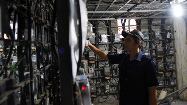 Warga memeriksa meteran listrik prabayar di Rumah Susun Benhil, Jakarta. Foto: ANTARA FOTO/Nova Wahyudi 