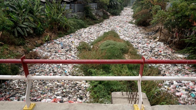 Kondisi Kali Jambe, Kabupaten Bekasi, yang dipenuhi sampah. Foto: Iqbal Firdaus/kumparan