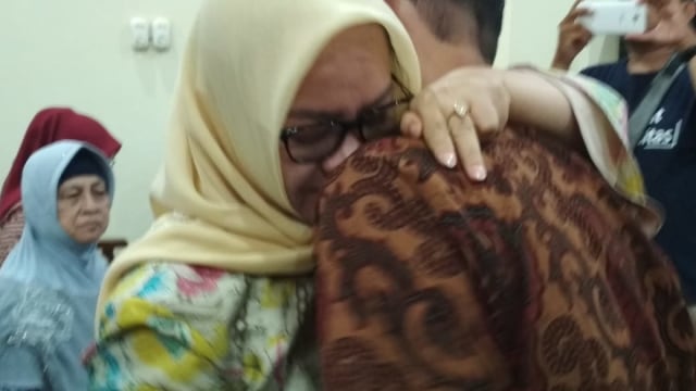 Bupati Mesuji Nonaktif, Khamami, saat memeluk istri usai persidangan di Pengadilan Tipikor Tanjungkarang, Bandar Lampung, Kamis (5/9) | Foto: Obbie Fernando/Lampung Geh