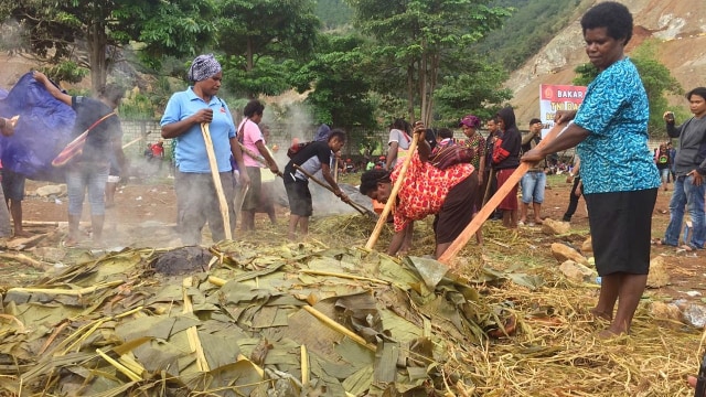 Tradisi bakar batu rayakan Perdamaian di lapangan Hawai, Sentani, Kabupaten Jayapura. Foto: Ricky Febrian/kumparan