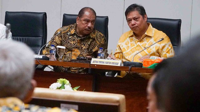 Ketua Umum Partai Golingan Karya (Golkar), Airlangga Hartarto (kanan) hadiri acara lepas sambut anggota DPR Fraksi Golkar di Komplek Parlemen, Jakarta, Kamis (5/9). Foto: Fanny Kusumawardhani/kumparan