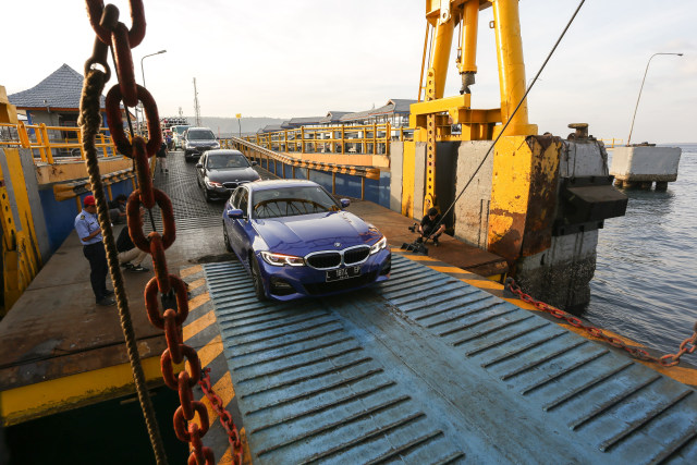 Peserta memasuki kapal feri di Pelabuhan Ketapang, Jawa Timur menuju Pelabuhan Gilimanuk, Bali. Foto: Bangkit Jaya Putra/kumparan