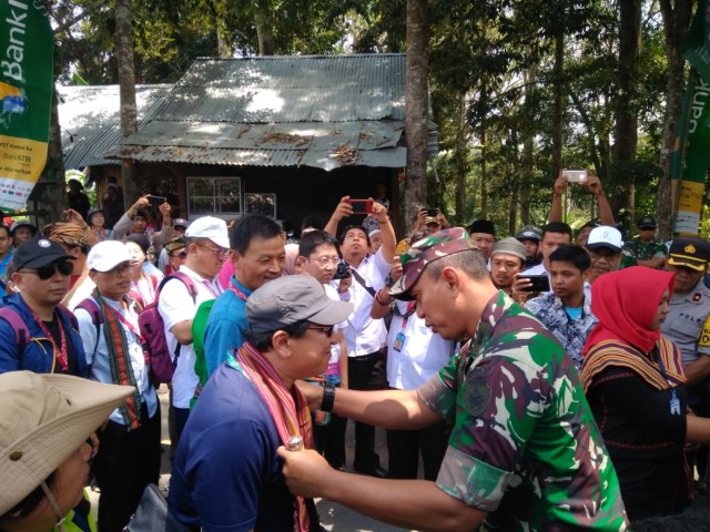 Kolonel Czi Ahmad Rizal Ramdhani, S.Sos. SH. M.Han., bersama Wakil Bupati Loteng dan rombongan