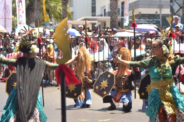 Peserta karnaval budaya di Kabupaten Kuningan, Jawa Barat menampilkan beragam seni khas kebudayaan maupun pakaian adat nusantara. Acara ini dikemas dengan tajuk Spirit Saunggalah dalam Kebhinekaan. (Andry)
