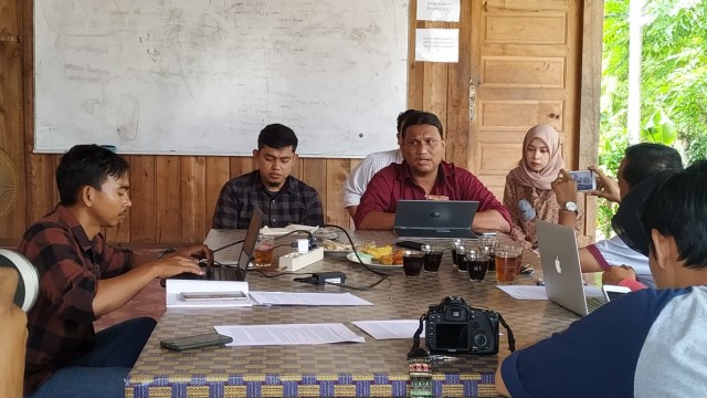 Direktur LBH Banda Aceh, Syahrul (kedua kiri) dan Koordinator KontraS Aceh, Hendra Saputra (ketiga kiri) saat konferensi pers terkait kasus dosen terjerat ITE. Foto: Adi Warsidi/acehkini  