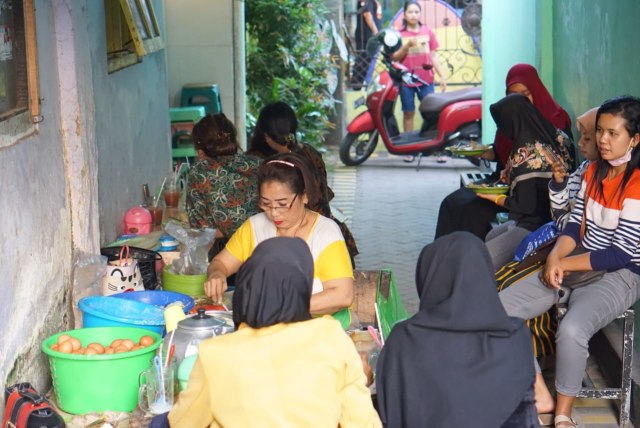 Pengunjung rela antre untuk menikmati Darplok. Foto : @hobimakan.banyuwangi