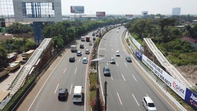 Lanjutkan pekerjaan pemasangan JPO di Tol Bandara, Jasa Marga berlakukan rekayasa lalulintas. Foto: Dok. Jasa Marga