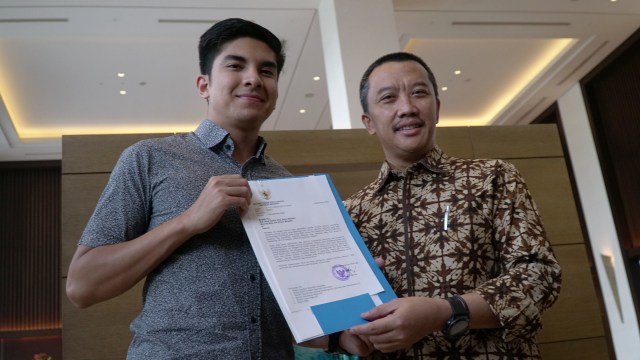 Menteri Pemuda dan Olahraga RI Imam Nahrawi (kanan) dan Menteri Belia dan Sukan Malaysia Syed Saddiq Abdul Rahman menunjukkan dokumen usai pertemuan. Foto: Jamal Ramadhan/kumparan