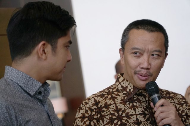 Menteri Pemuda dan Olahraga RI Imam Nahrawi (kanan) berbincang dengan Menteri Belia dan Sukan Malaysia Syed Saddiq Abdul Rahman. Foto: Jamal Ramadhan/kumparan