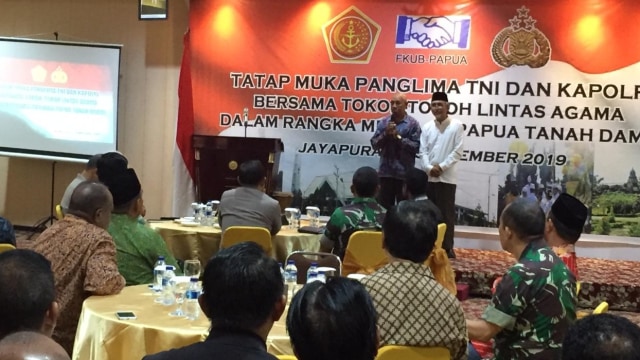 Tokoh Agama Jayapura memberikan sambutan saat acara Tatap Muka dengan Panglima TNI dan Kapolri di Hotel Sahid, Entrop, Jayapura. Foto: Andreas Ricky Febrian/kumparan 