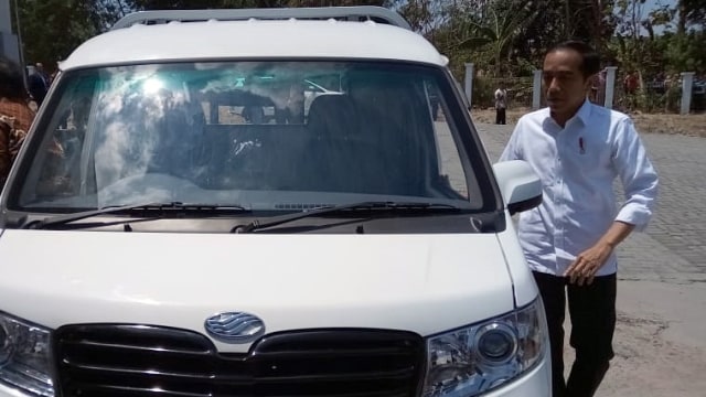 Presiden Jokowi kunjungi pabrik esemka di Boyolali. Foto: Reza Aditya/kumparan