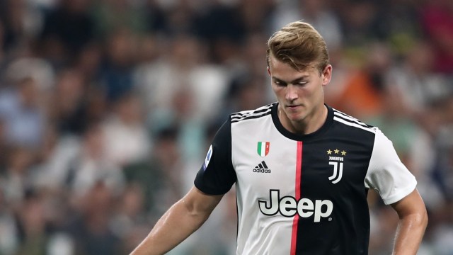 Matthijs de Ligt memperkuat Juventus di laga melawan Napoli. Foto: AFP/Isabella Bonotto