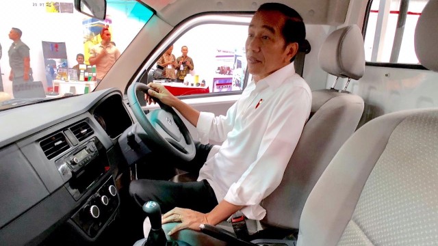 Presiden Joko Widodo mencoba salah satu produk mobil keluaran pabrik mobil Esemka di Boyolali, Jawa Tengah. Foto: Dok. Agus Suparto