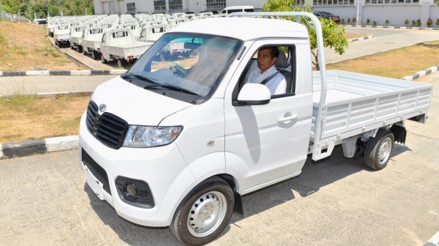 Presiden Jokowi saat mencoba salah satu mobil Esemka. Foto: Dok. Agus Suparto