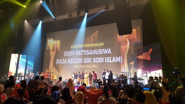 Penghargaan Jasadarma Pustaloka dari Perpusnas RI yang diberikan oleh Raja Siri-Sori Islam (5/9). Dok : Lentera Maluku