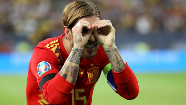 Sergio Ramos melakukan selebrasi kacamata usai mencetak gol ke gawang Rumania. Foto: George Calin/Reuters