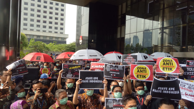 Aksi damai Pegawai KPK dan aktivis antikorupsi di Gedung KPK. Foto: Aprilandika Pratama/kumparan