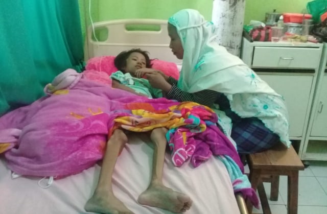 Kondisi tubuhnya yang semakin melemah, pihak RSUD Majene memutuskan merujuk Nur Aisyah ke RS Wahidin Sudirohusodo, Makassar, Sulawesi Selatan. Foto: Awal Dion