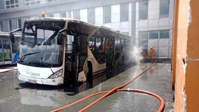 Bus Gapura terbakar di Bandara Ngurah Rai, Bali. Foto: Dok. Istimewa