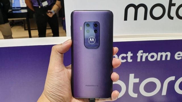 Empat kamera belakang Motorola One Zoom punya fungsi yang beragam. Foto: Ikhwanul Habibi/kumparan