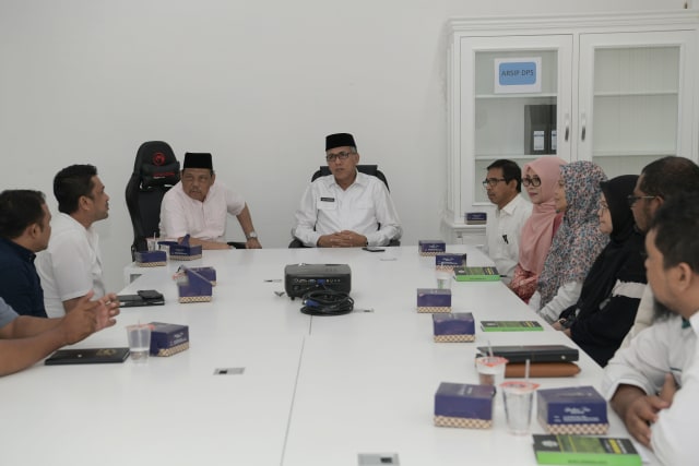 Nova Iriansyah (tengah) dalam rapat bersama Baitul Mal Aceh. Foto: Humas Aceh